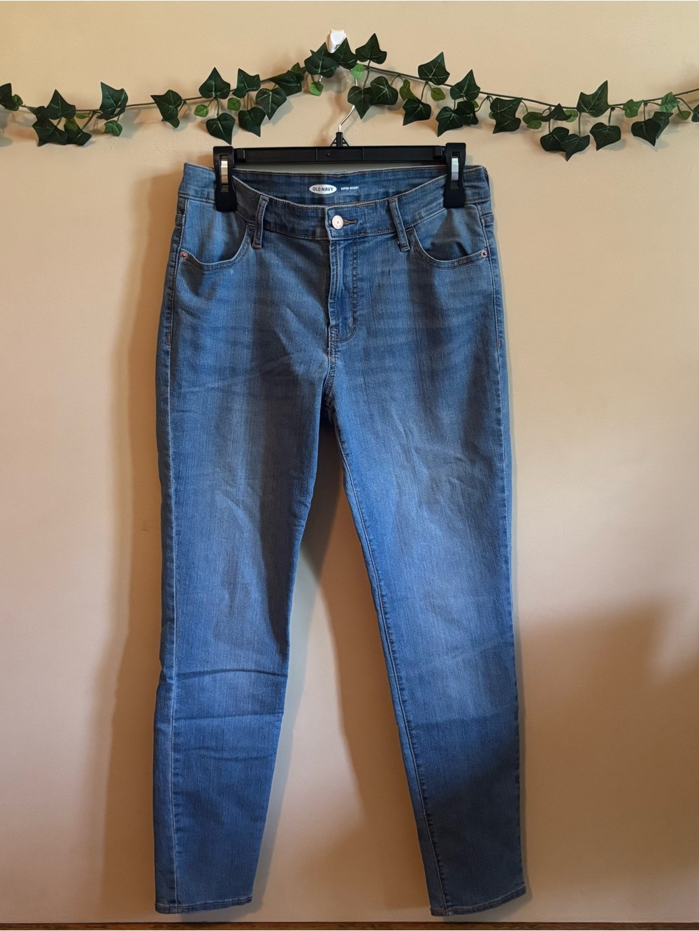 Old Navy Women’s Classic Medium Wash Blue Super Skinny Jeans